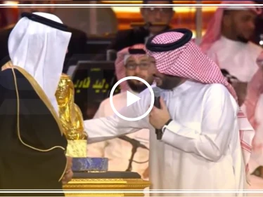 فيديو || تركي آل الشيخ يهدي أميرًا سعوديًا تمثالًا من الذهب الخالص.. وهذه قيمته