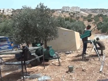 حداد نازح يلملم رزقه من تحت الأشجار .. تعرف على قصة أبو أحمد