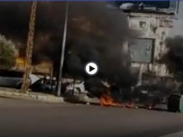 بالفيديو || الدولار "يحلّق" في لبنان والطرقات تشتعل غضباً