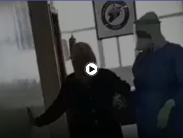 بالفيديو|| طبيب يغني في إحدى مستشفيات إدلب مستخدماً الموليّة الرقاوية من أجل تخفيف المرض عن سيدة مسنة