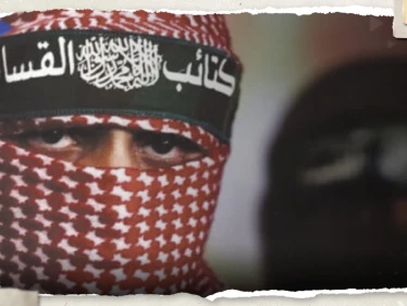 شاهد|| ظهور "شخصية غامضة" مع مقاتلي القسام تثير جدلاً.. شوهدت خلال عملية تبادل الأسرى