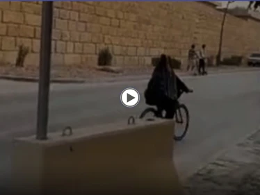 بالفيديو|| سعودي يصور نساء يركبن الدراجات وسط الطريق ويصفهنّ بعبارات غير أخلاقية