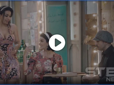 بالفيديو|| ممثلان سوريان يتبادلان القبل علانية.. بمشهد جريء في شارع شيكاغو