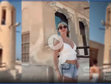 بالفيديو|| بلباس فاضح وحركات مثيرة.. امرأة أجنبية ترقص داخل مسجد بقطر والقطرين يلومون السلطات