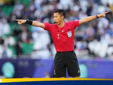 أوقف 4 أشهر لتهم بالرشوة.. حكم نهائي كأس آسيا يثير الجدل