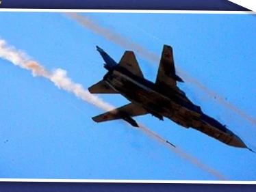الطيران الروسي يستهدف مقرًا ثانيًا لجيش العزة جنوبي إدلب.. فما علاقة تركيا!