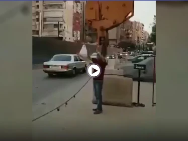 بالفيديو|| فقط في لبنان.. رافعة بناء لتوصيل الطعام وطبيب يستقل دراجة هوائية إلى المستشفى لإجراء عملية طارئة بعد انقطاعه من البنزين