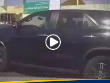 دفعته زميلته على الأسفلت.. شاهد|| لحظة نجاة طالب بأعجوبة من حادث دهس في السعودية