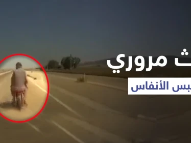 بالفيديو|| طارا عن الدراجة النارية لأمتار بسبب الاصطدام العنيف.. شاهد حادث مروري مروّع في ولاية أضنة التركية