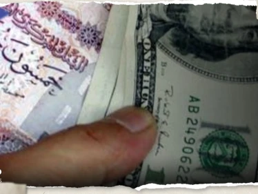 للتخلص من أزمة الجنيه مقابل الدولار.. حل وحيد أمام مصر