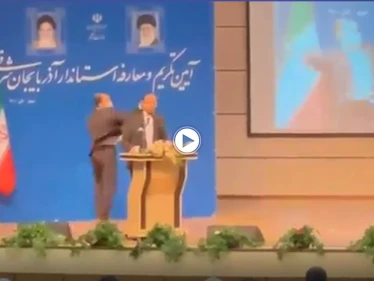 بالفيديو || حاكم جديد لولاية إيرانية يتلقى صفعة قوية على وجهه أثناء حفل تنصيبه