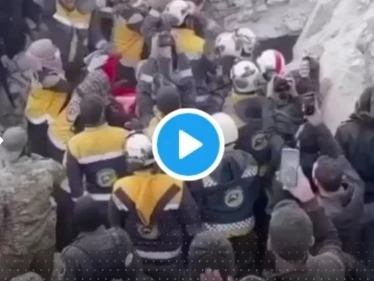 بالفيديو|| مشاهد "مؤثرة" للحظة إنقاذ عائلة سورية كاملة من تحت ركام منزلهم بعد الزلزال