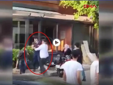 بالفيديو|| بسبب الهاتف.. شاب يهين والدته ويضربها وسط الشارع في إسطنبول وردة فعل المارة
