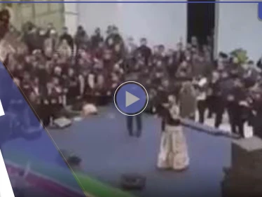 بالفيديو|| بشكل مفاجئ رئيس دولة ينضم فجأة إلى حفل شعبي ضخم ويرقص مع مغنية استعراضية مثيراً دهشة الحضور