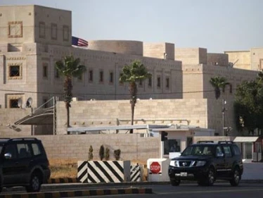 السفارة الأمريكية بالأردن تتوعّد التجار بـ "عقوبات ولوائح سوداء" بحال تعاملوا مع الأسد مجددًا