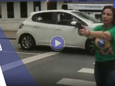 بالفيديو|| نائبة برازيلية يمينية تشهر سلاحها بوجه مواطن هتف لسيلفا وتلاحقه داخل محل تسوق