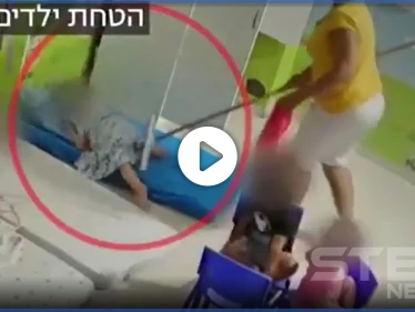 بالفيديو|| كاميرات المراقبة تفضح مربيات إسرائيليات في إحدى دور الرعاية.. وتكشف ما يفعلوه مع الأطفال