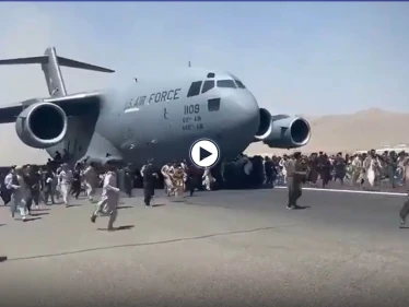 بالفيديو || مشهد مخيف.. أفغان هاربون يتساقطون من طائرات أمريكية تعلّقوا بعجلاتها