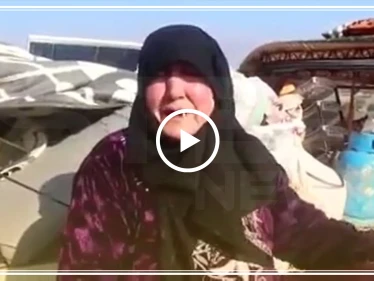 مؤثر|| امرأة مسنّة من إدلب تصف بالدموع كيف اقتحم النظام السوري بلدتها وحاصر طرقات النازحين (فيديو)
