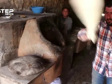 مناقيش التنور مقصد العابرين في بلدة اخترين بريف حلب