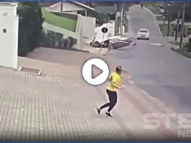 بالفيديو|| لحظة سقوط طائرة على بعد أمتار من امرأة تمشي بالشارع ونجاة قائدها