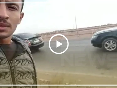 رافعًا الإصبع الأوسط.. هكذا استقبل شاب قوّات النظام الداخلة إلى الرقة