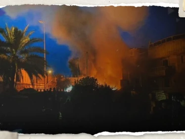 شاهد|| النيران تلتهم مبنى السفارة السويدية في بغداد رداً على حرق القرآن