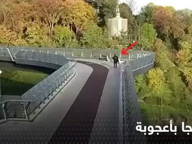 بالفيديو|| رجل نجا بأعجوبة بعد أن كان على جسر كييف لحظة القصف الروسي