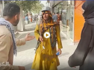 بالفيديو|| مقاتلو طالبان يعتدون على مراسلة "سي إن إن" وطاقم التصوير المرافق لها