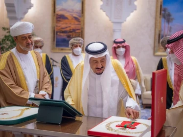بالفيديو|| توقيع مذكرة تفاهم سعودية عُمانية بالرياض.. والملك سلمان يمنح السلطان هيثم قلادة الملك عبدالعزيز