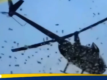طائرة تلقي آلاف الدولارات على المارة بأمريكا (فيديو)