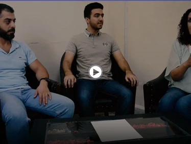 بالفيديو|| طالب مقرب من عائلة أسماء الأسد يحصل على فرصة تبادل بجامعة بريطانية ويثير السخرية