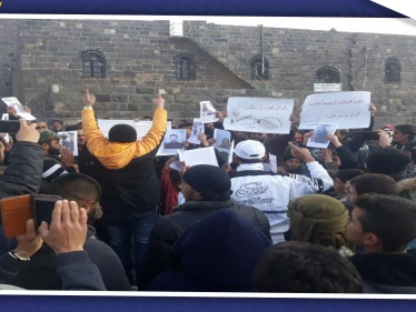 أهالي بصرى الشام بدرعا يتظاهرون نصرة لإدلب.. وشبح الاغتيالات يلاحق قادة المصالحات