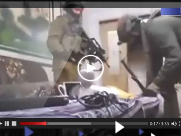 شاهد|| لحظة اقتحام منزل ناشط فلسطيني واعتقاله على "الهواء مباشرة" وسط صراخ عائلته