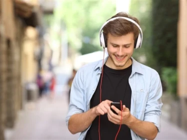 منظمة الصحة العالمية تُحذّر من سماعات الأذن، تعرّف على مخاطرها