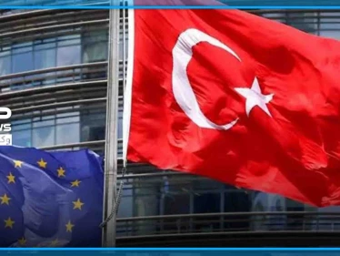 "ملطخ بالدم".. نائب يوناني يمزّق العلم التركي وأنقرة تهدده بــ"كسر الأصابع"