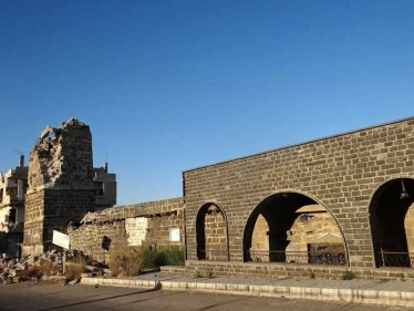 بالصور || الفرقة الرابعة تستهدف بصواريخ الفيل المسجد العمري الكبير في درعا