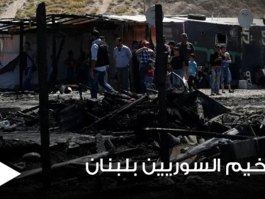 مجموعة شبان يحرقون مخيمين للاجئين السوريين شمال لبنان بسبب خلاف شخصي ومصادر تكشف الأضرار