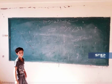 شاهد بالصور || مئات التلاميذ يستقبلون العام الدراسي الجديد بأحلك الظروف في ديرالزور