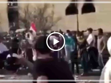 بمشهد بطولي.. شابة عراقية تتحدى قنابل قوات الأمن لتوزع الأقنعة على المتظاهرين (فيديو)