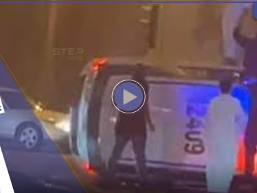 بالفيديو|| سائق مخمور يتسبب بانقلاب دورية شرطة في دولة خليجية