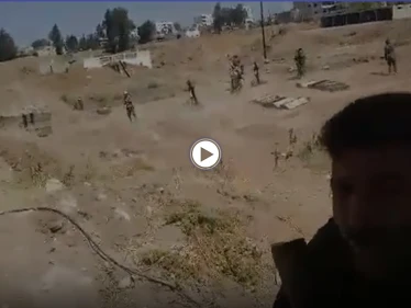 ضابط من فرقة ماهر الأسد يفتخر بتصوير فيديو "سيلفي" أثناء قصفهم المدنيين بـ درعا.. وظهور مفاجىء لميليشيا جديدة