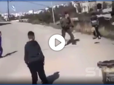 بالفيديو|| جندي إسرائيلي يحمل سلاحاً ويلعب الكرة مع أطفال فلسطينين.. والمفاجأة عند إحراز الهدف