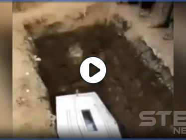 بالفيديو || لقطة مثيرة للجدل.. جثة تلوح بيدها للمُعزين أثناء دفنها