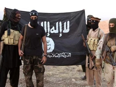 تنظيم "داعش" يقتحم حقلاً نفطياً محاذياً لقاعدةٍ أمريكية بريف دير الزور ويضرم النار فيه