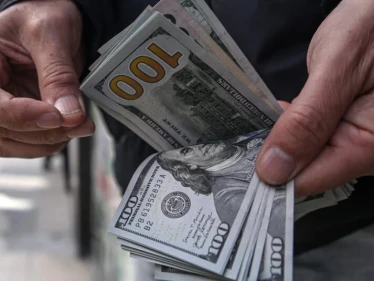 دولار السوق السوداء يواصل تحليقه ويسجل مستوى قياسياً
