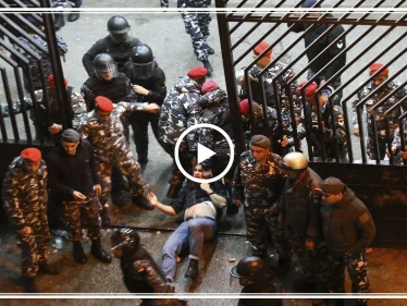 شاهد بالفيديو|| بعد الرصاص بالعين.. الأمن اللبناني يستخدم الأسيد ضدَّ المتظاهرين في بيروت
