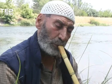 الحاج مصطفى رجل سبعيني يعزف على الناي من سكان مدينة جسر الشغور بريف إدلب