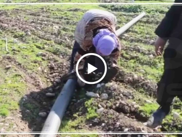 بالفيديو|| أم مفجوعة تجمع أشلاء طفلها الذي قضى بغارة حربية روسية جنوبي حلب