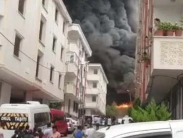 بالفيديو|| حريق ضخم في منطقة أسنيورت بإسطنبول التركية